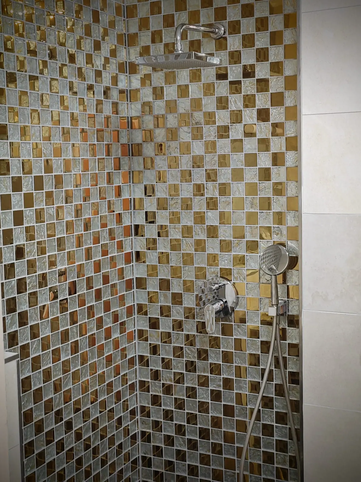 Ebenerdige Dusche komplett mit goldenem und silbernem Glasmosaik gefliest, Regenduschkopf